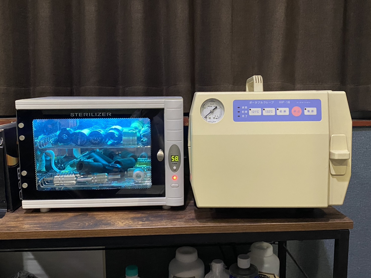 完全予約制 衛生管理万全 オートクレーブ 殺菌消毒保管庫完備 施術に使用する針、インク、 インクカップ、グローブ等 完全使い捨て