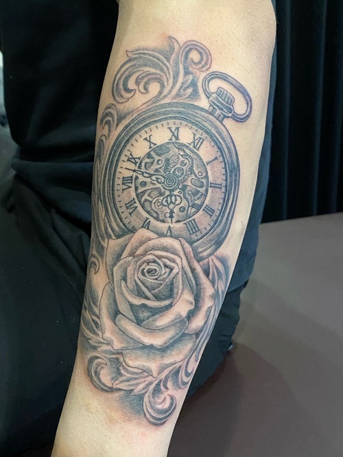 懐中時計とバラ