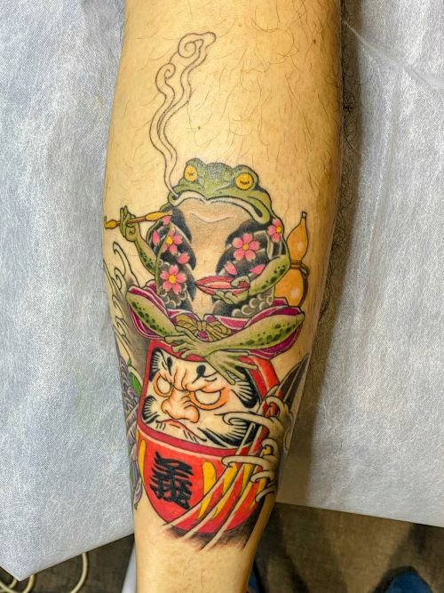 二重彫り蛙・ダルマ・菊